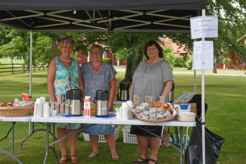 Fika-försäljning vid midsommarfirandet
